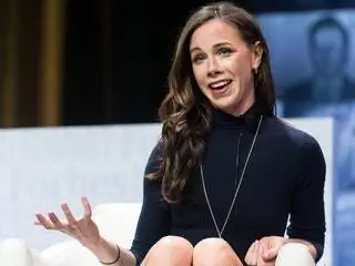 Изображение может содержать сидящего человека и палец