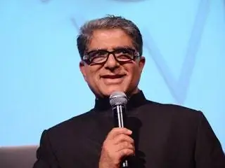 На изображении может находиться Deepak Chopra Человек Электрическое устройство Микрофон Очки Аксессуары Аксессуар и палец
