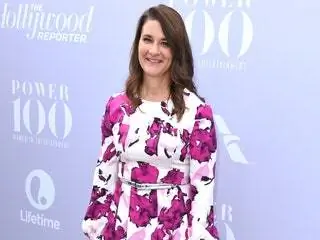 На этом изображении может находиться Мелинда Гейтс, одежда, одежда, одежда с длинным рукавом, человек и мода.