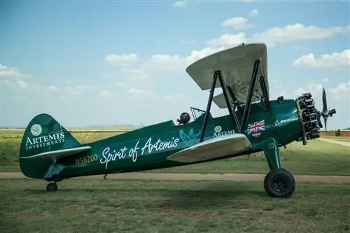 Это изображение может содержать Транспортное средство Самолет Самолет Биплан Человек и человек