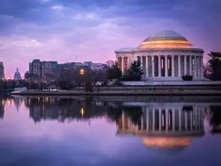 На изображении может находиться здание архитектура купол вода на улице и природа