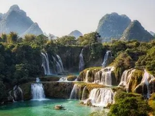 Это изображение может содержать Река Вода На открытом воздухе Природа Водопад Искусство и живопись