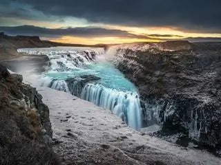 На изображении может находиться природа на улице река вода гора водопад ледяной пейзаж ледник и снег