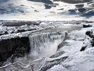 На изображении может находиться природа на улице река вода лед водопад гора и снег