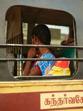 Изображение может содержать одежду и одежду человека