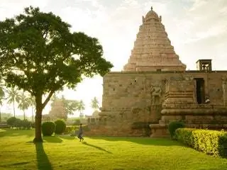 На изображении может находиться растение трава человек человек здание архитектура лужайка храм храм и поклонение