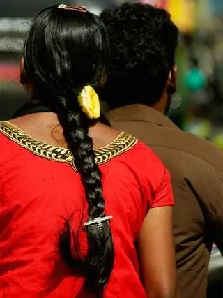 Это изображение может содержать волосы человека и косу.