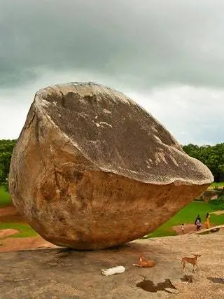 На изображении может находиться камень человек человек на улице природа поле и луга