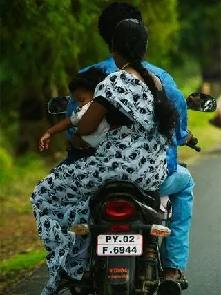 Это изображение может содержать Транспортное средство Транспорт Мотоцикл Человек Одежда и одежда