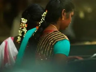 Это изображение может содержать одежду человека, одежду, аксессуары и аксессуары.