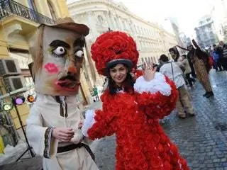 Это изображение может содержать толпу и исполнителя на фестивале Human Person.