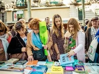 На изображении может находиться человек Кэтрин Бритт в помещении Книжный магазин и книга