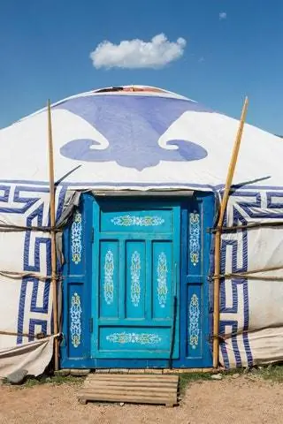 На изображении может находиться здание приюта сельская местность на улице природа и жилище