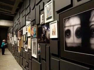 На изображении может находиться Human Person Art Art Gallery Дизайн интерьера и в помещении