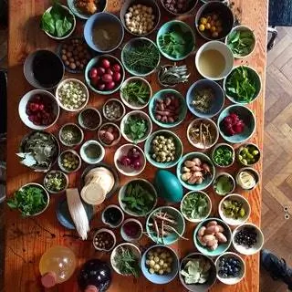 На изображении может находиться еда блюдо еда миска тушеное мясо растительность обед ужин ужин на природе природа земля и суповая миска