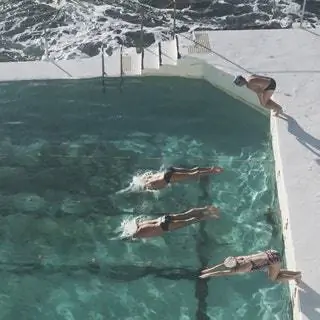 На изображении может находиться вода человек человек спорт спорт плавание дайвинг дайвер и на улице
