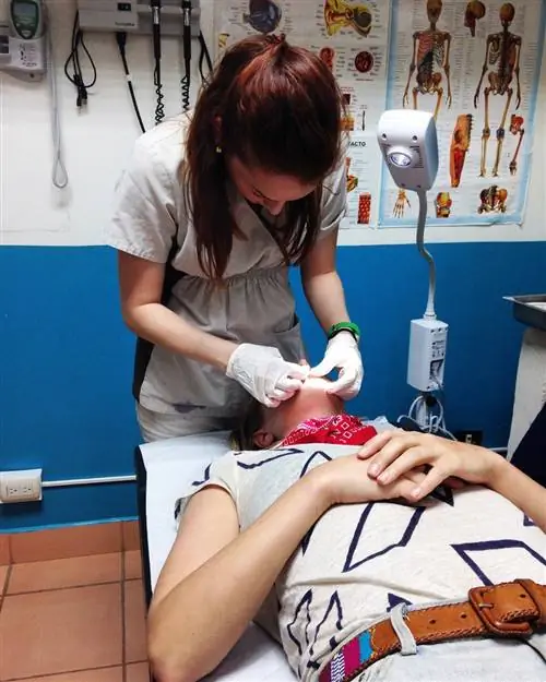Это изображение может содержать клинику человека и пациента