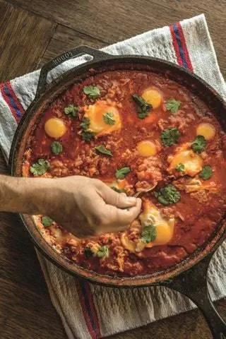 На этом изображении может находиться Еда Блюдо Еда Миска Рагу Карри Пицца Человек и Супница