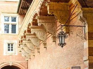 На изображении может находиться домашний декор, архитектура здания, окна, перила и перила