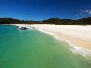 На изображении может находиться на улице Природа Земля Береговая линия Вода Океан Море Транспорт Лодка Берег и пляж