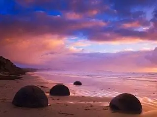 Это изображение может содержать Природа На открытом воздухе Вода Океан Море Береговая линия Архитектура Здание Пейзаж Небо и Укрытие