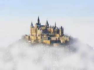 На изображении может находиться архитектура шпиль шпиль здание башня замок природа погода на улице и туман