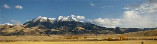 На изображении может находиться природа горный хребет на улице Mountain Peak Grassland Field Пейзажи и сельская местность