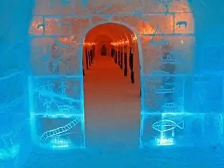 Изображение может содержать коридор и склеп