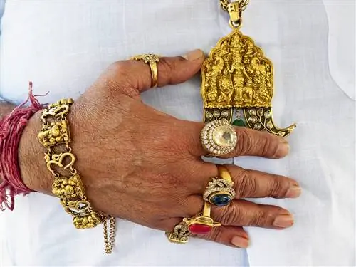 Это изображение может содержать человека и палец