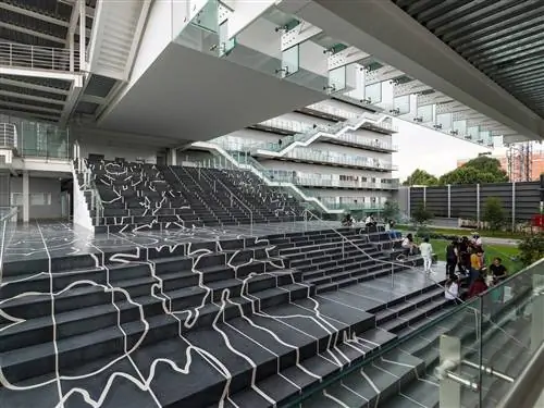 На изображении может находиться человек Зал Зал Аудитория Театр В помещении Здание Перила Перила и архитектура