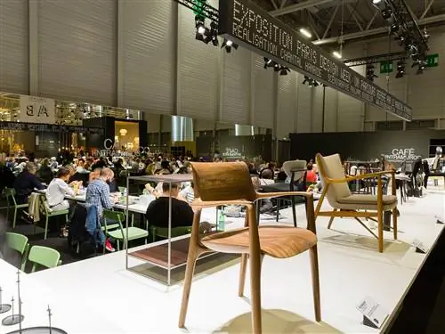 На изображении может находиться ресторан, человек, кафетерий, мебель, стул и дерево.