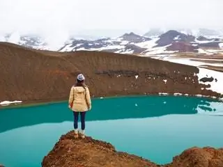Это изображение может содержать Одежда Одежда Человек На открытом воздухе Природа Пальто и гора
