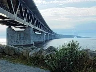 Это изображение может содержать строительство моста и дороги