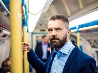 Это изображение может содержать лицо человек одежда одежда костюм пальто пальто борода и толпа