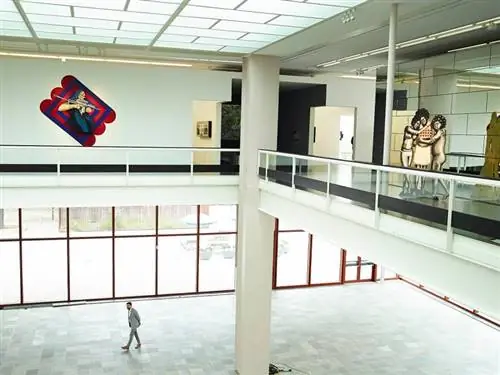 Это изображение может содержать человека, человека, пол и напольное покрытие.