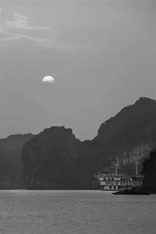 Это изображение может содержать Природа На открытом воздухе Космос Астрономия Космос Ночь Вселенная Луна Лодка и транспорт