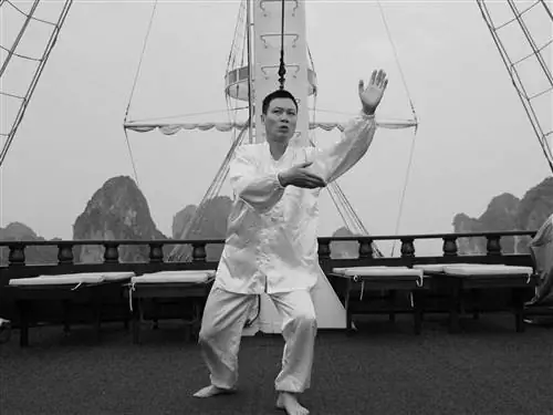 На изображении может находиться приключение Досуг Человек Транспорт Лодка Мебель и скамейка