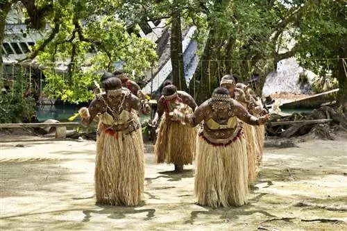 Племя танцующих женщин на Соломоновых островах.