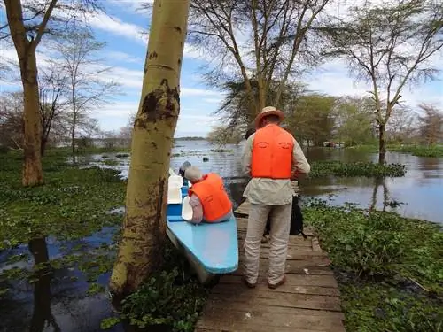 вместо джипа прокатитесь по реке на лодке как альтернатива африканскому сафари