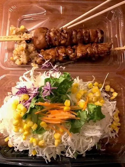 Дешевая еда в семейном магазине Токио