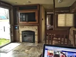 Офис Тревора и Кашли на озере Оканаган