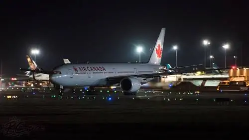 Пассажир Air Canada получил травму после того, как проснулся один в темном, пустом и запертом самолете