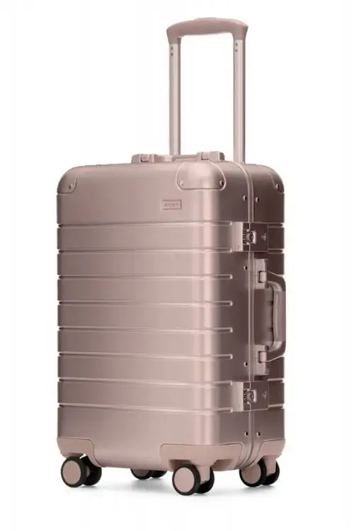Away производит модные чемоданы из титана и розового золота