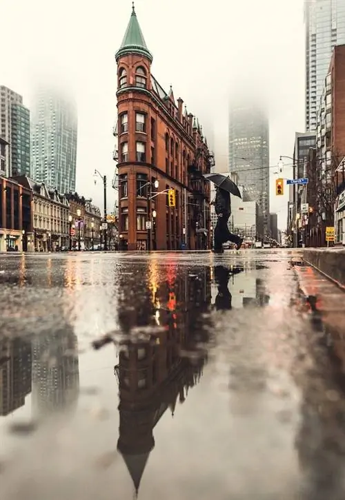 Плюсы жесткого багажа - хорош в дождь