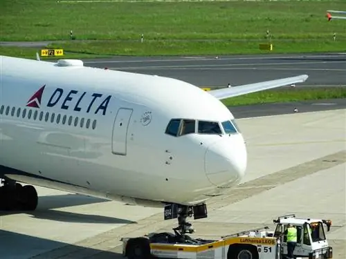 Двигатель самолета Delta перегорел в полете, запечатлено на видео