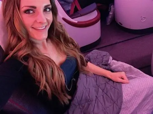 Возьмите с собой на международные рейсы одеяло, свитер или шарф.