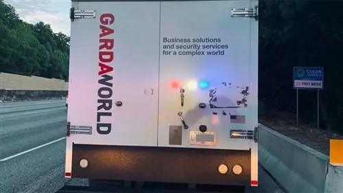 Дорожники получили наличные, поскольку бронированный грузовик разлил 175 000 долларов – ВИДЕО