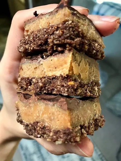 кусочек арахисового масла, приготовленный из смеси орехов, фиников и кокосового масла