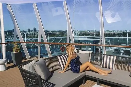 Кашли на Retreat Sundeck во время недавно отремонтированного круиза Celebrity Millennium.