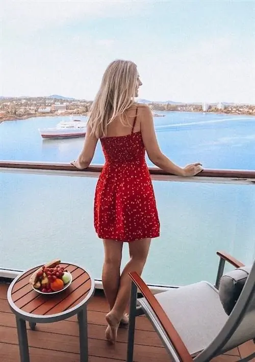Кашли Кучеран на балконе Celebrity Millennium в платье, сшитом на заказ от портного в Хойане.